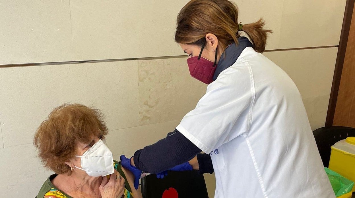 Los equipos de Atención Primaria administra dosis de refuerzo en el Centro de Salud del Barrio de La Salud.