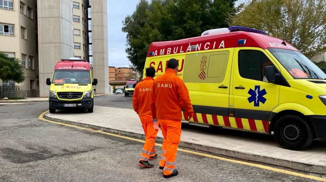 Personal del SAMU junto a varias ambulancias en Alicante