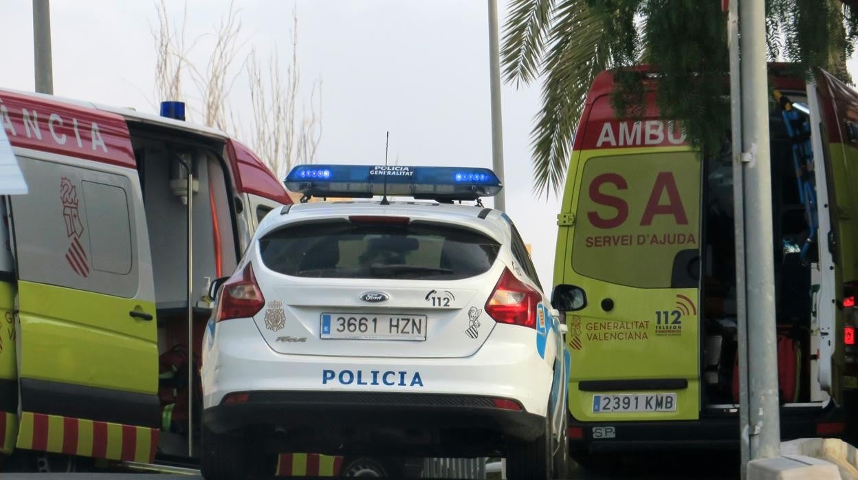 Imagen de archivo en la que aparecen dos ambulancias y un coche patrulla de la Policía Autonómica de la Comunidad Valenciana