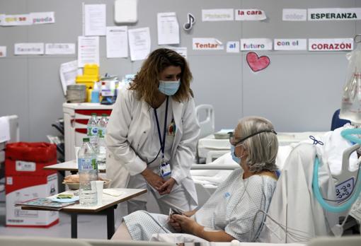 Raquel Gutiérrez, supervisora de Enfermería, atiende a una paciente