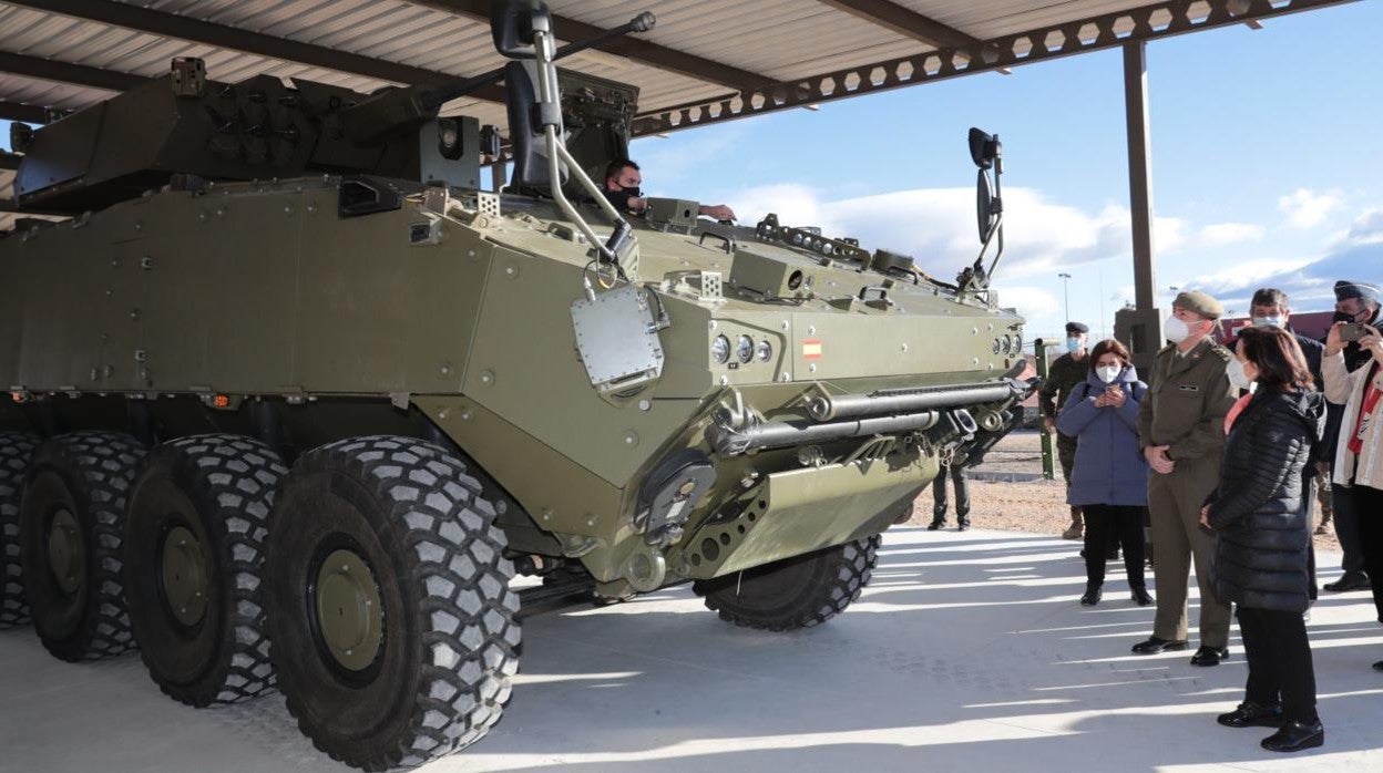 La ministra Robles, el lunes durante una supervisión del programa del vehículo 8x8 del Ejército de Tierra