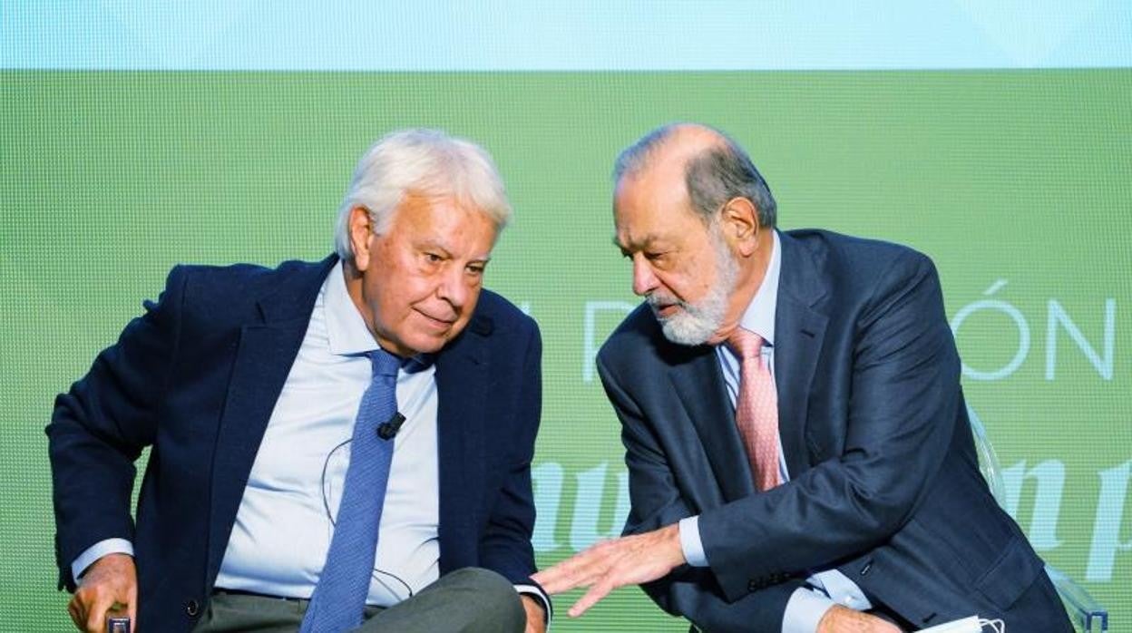 El expresidente del Gobierno Felipe González (i); y el empresario mexicano Carlos Slim, conversan en la segunda jornada de la 26ª edición del Círculo de Montevideo, celebrado en Santiago