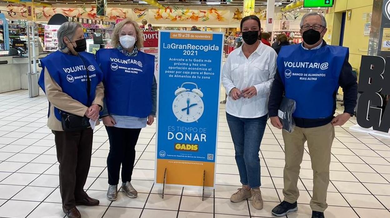 Voluntarios de la campaña promocionan la iniciativa en uno de los supermercados