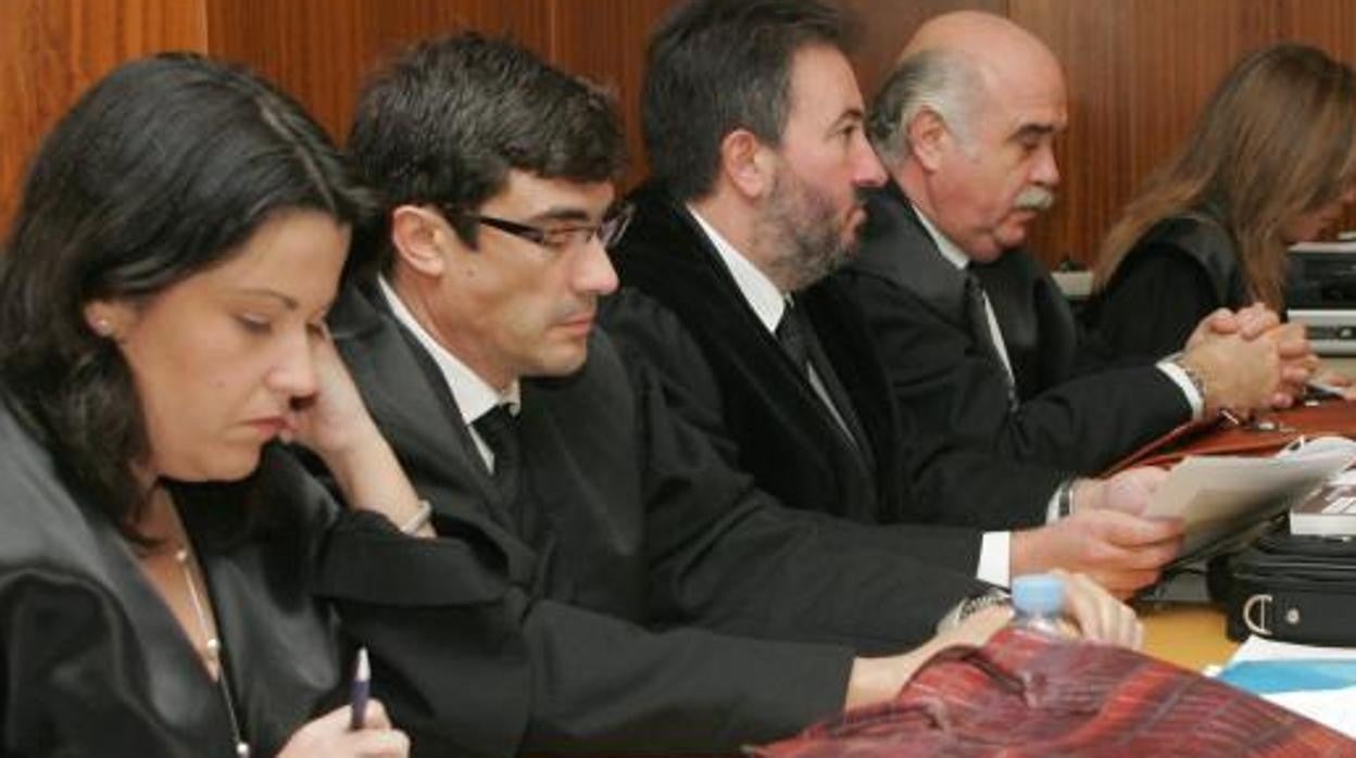 El abogado Alfonso Díaz Moñux, con gafas, en el juicio de la operación Pípol