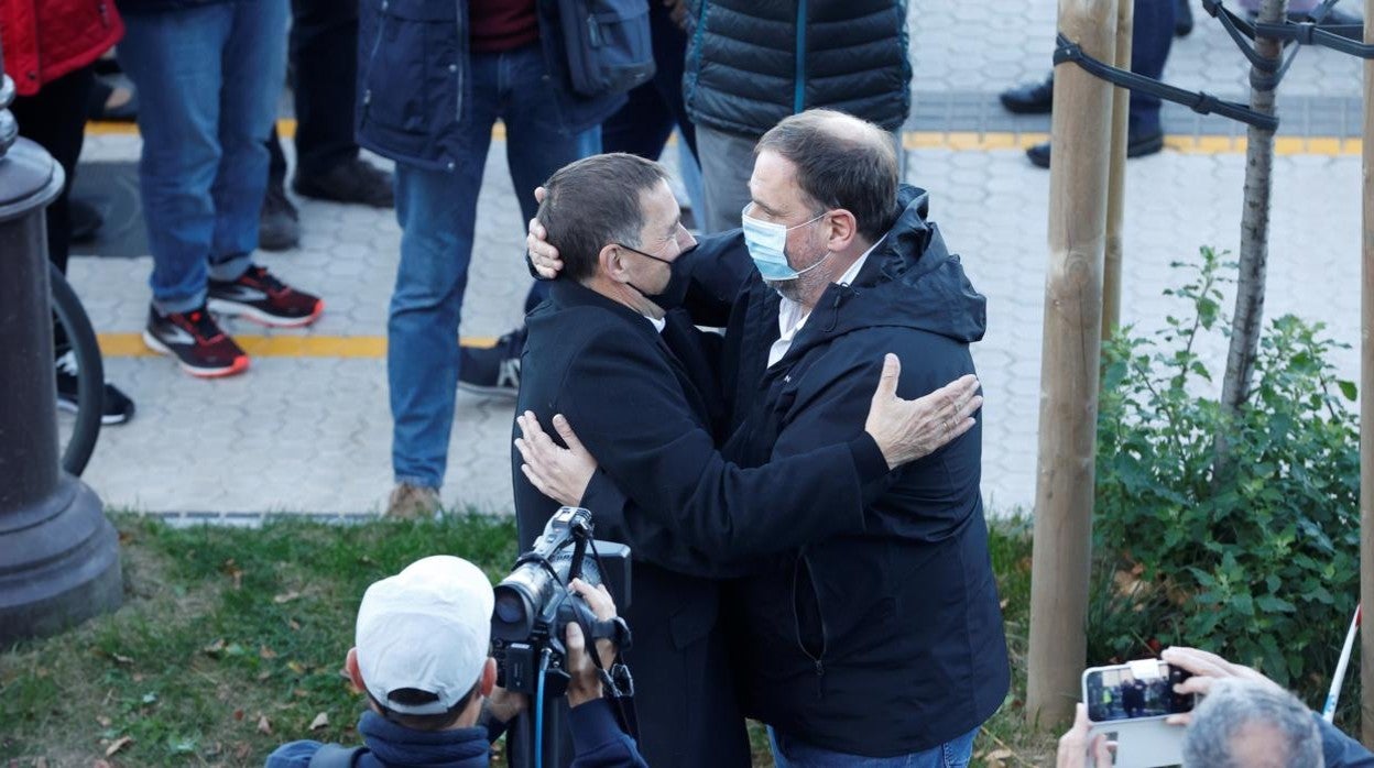 El presidente de ERC, Oriol Junqueras (d), junto al coordinador general de EH Bildu, Arnaldo Otegi