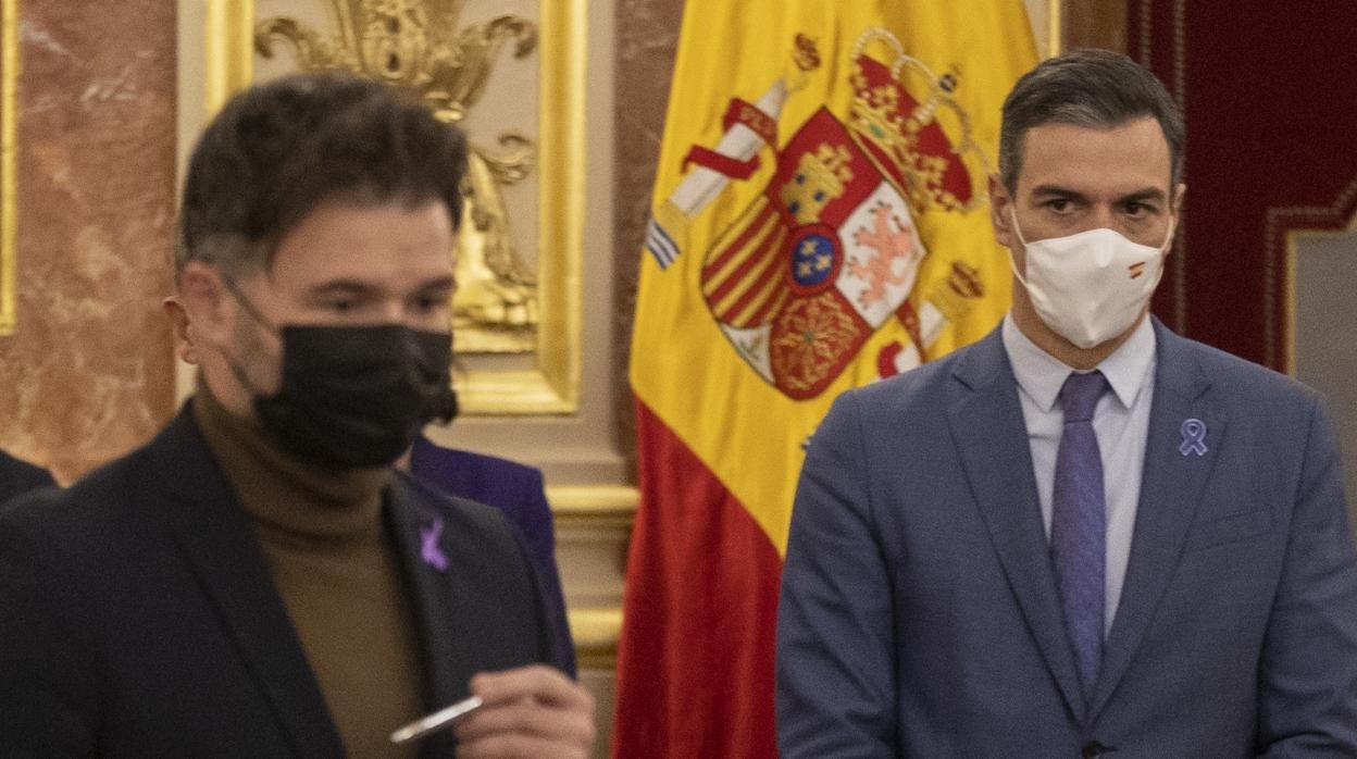 El presidente del Gobierno, Pedro Sánchez junto al portavoz de ERC en el Congreso, Gabriel Rufián, en la reciente firma del Pacto de Estado contra la Violencia de Género