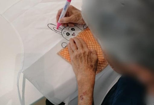 Una usuaria participa en uno de los talleres de la asociación