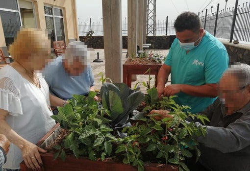 Una usuaria participa en uno de los talleres de la asociación