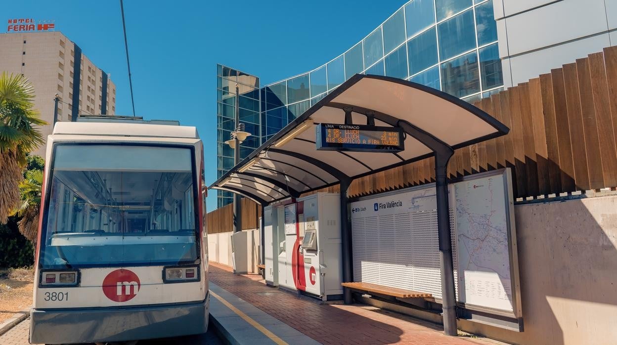 Imagen de un tranvía del Metro de Valencia a su paso por Feria Valencia