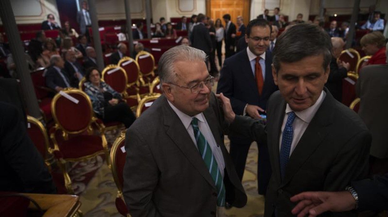 El presidente del TC, Pedro González Trevijano, con su antecesor, Juan José González Rivas