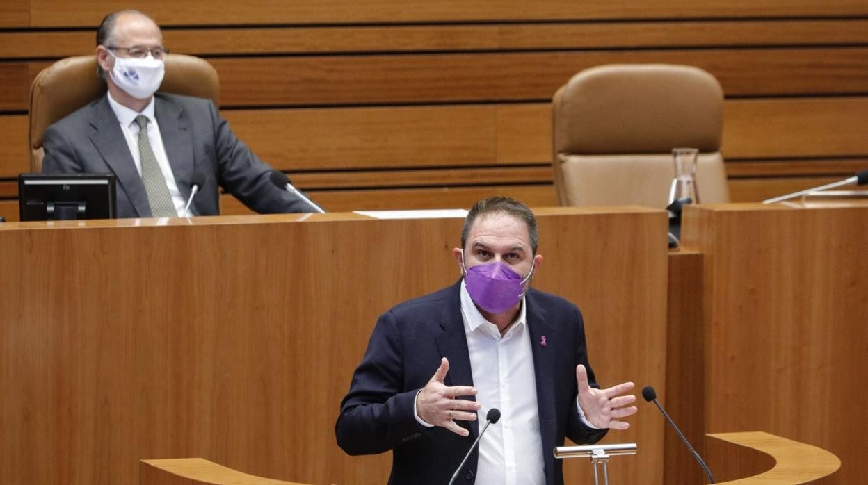 El procurador socialista Luis Ángel Fernández Bayón, durante su intervención en las Cortes