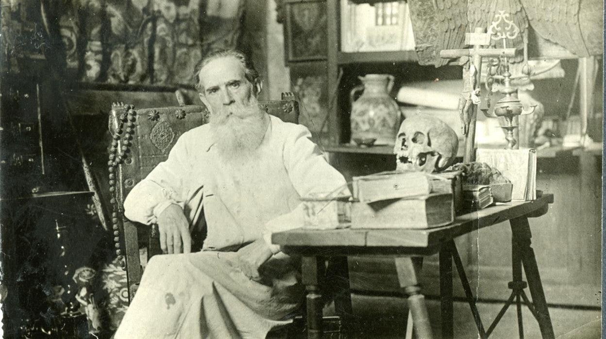 Daniel Zuloaga, en su mesa de trabajo, presidida por una calavera de la cripta de San Juan de los Caballeros