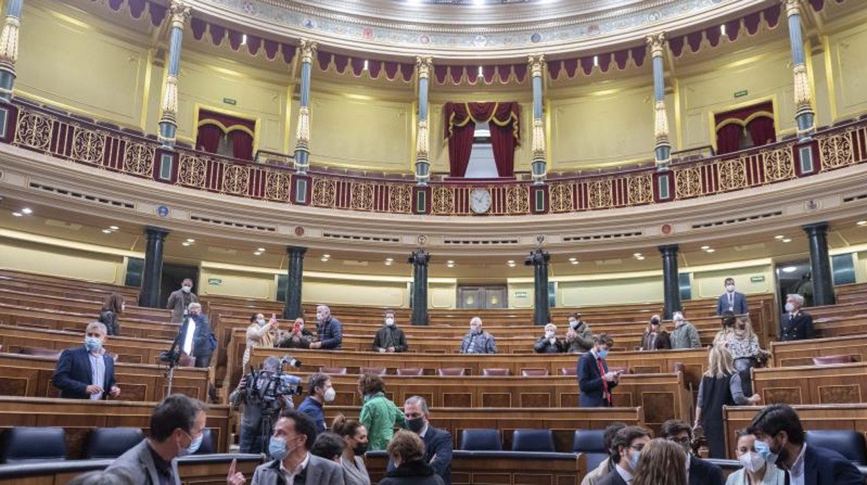 El vicesecretario general y portavoz nacional de Ciudadanos (Cs), Edmundo Bal (2i) con los visitantes en el salón de Plenos
