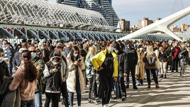 Largas colas para vacunarse en Valencia antes de la entrada en vigor del pasaporte covid