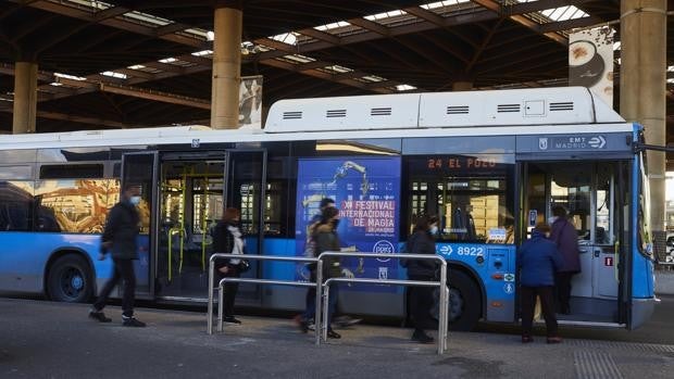 EMT aumenta las frecuencias de 16 líneas de autobuses durante el puente de la Constitución