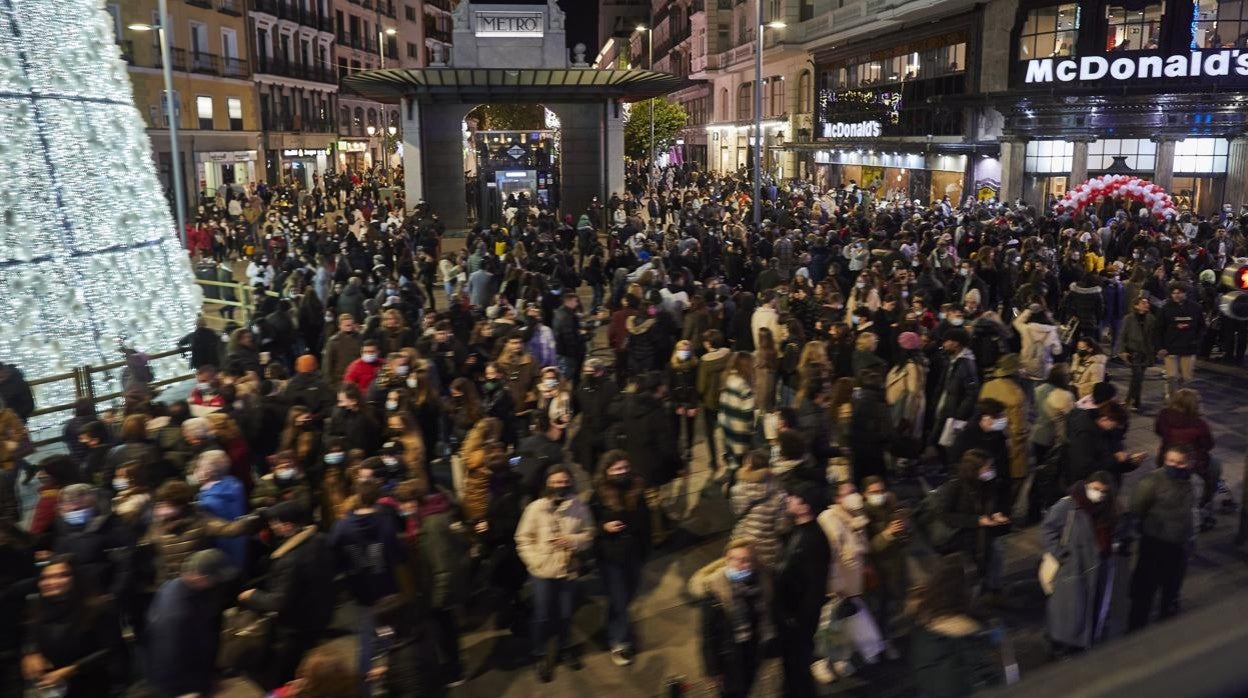 Multitud de personas, el pasado viernes, durante el encendido del alumbrado de Navidad