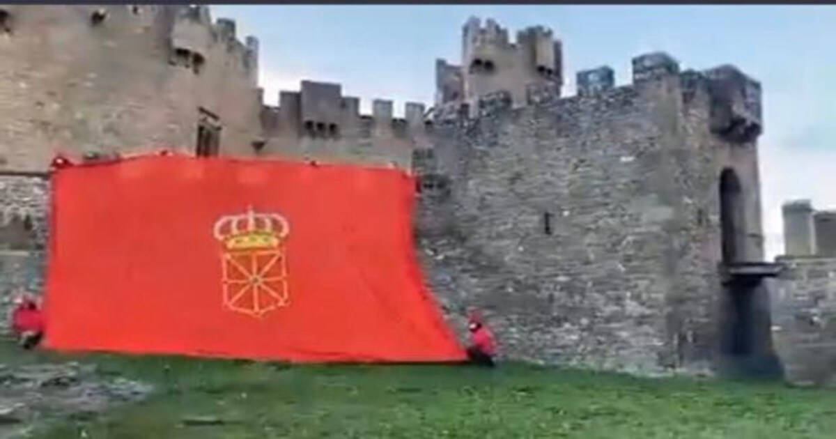Los miembros de la organizacion "banderazo" colocaron una bandera de Navarra en los muros del Castillo de Javier.