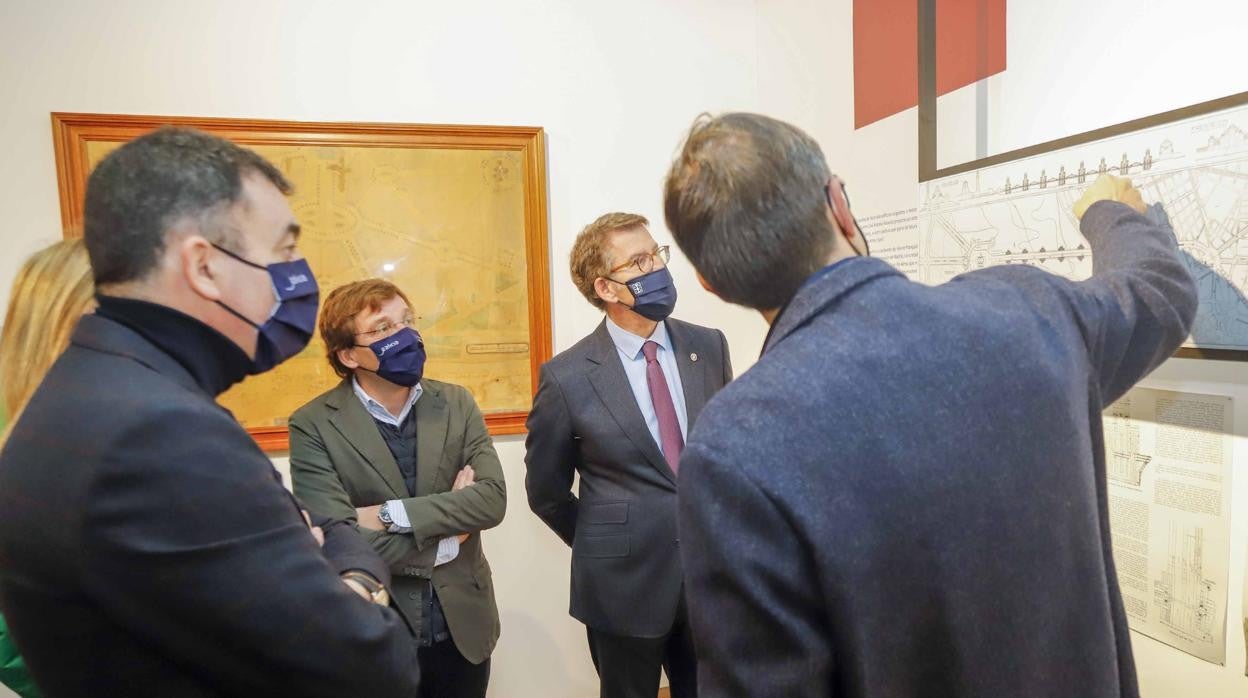 El alcalde de Madrid y el presidente de la Xunta en la exposición