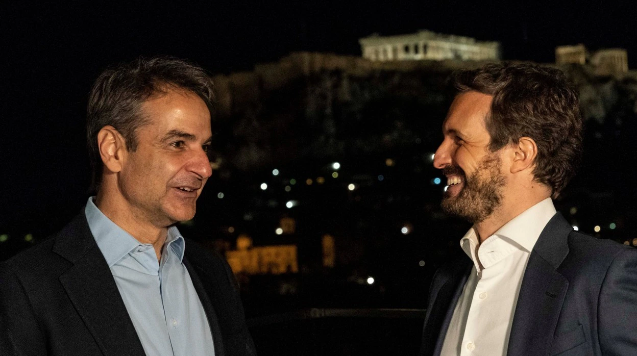 El presidente del PP, Pablo Casado, junto al primer ministro de Grecia, Kyriakos Mitsotakis, el jueves en Atenas
