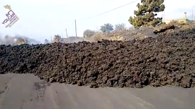 El desborde al sur de la colada engulle nuevas edificaciones