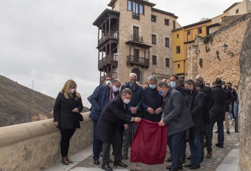 García-Page y Dolz descubren la placa por los 25 años de Cuenca como Ciudad Patrimonio