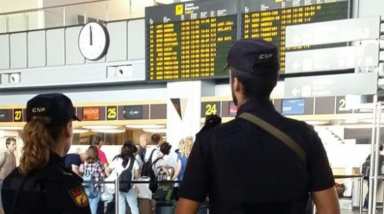 Imagen de dos agentes de la Policía Nacional en el aeropuerto de Valencia