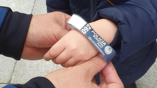 La Policía Municipal reparte 120.000 pulseras para niños para evitar que se extravíen en aglomeraciones