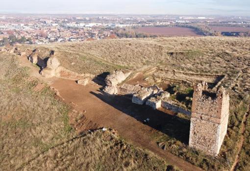 Vista general de la intervención donde se ve la tore de planta semicircular