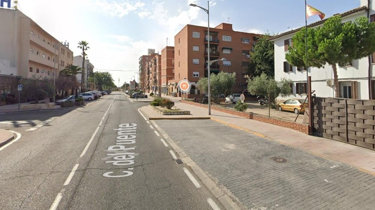 Calle donde ocurrieron los hechos. A la derecha, el cuartel de la Guardia Civil