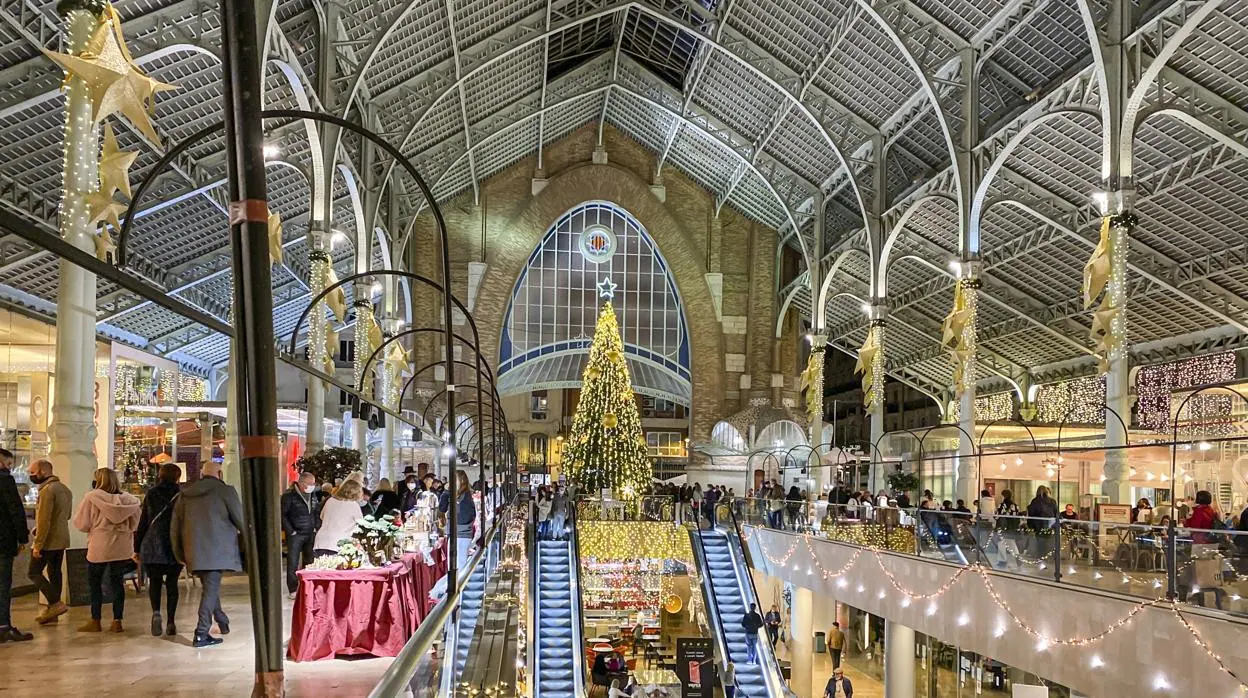 Imagen del interior del Mercado de Colón en Valencia, acicalado con la decoración navideña