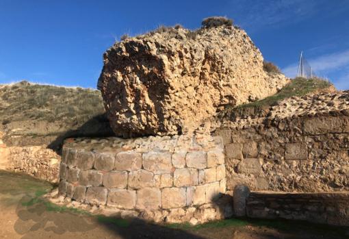 Reconstrucción hipotética de la base de la torre semicircular de la fortaleza musulmana de Alcalá la Vieja