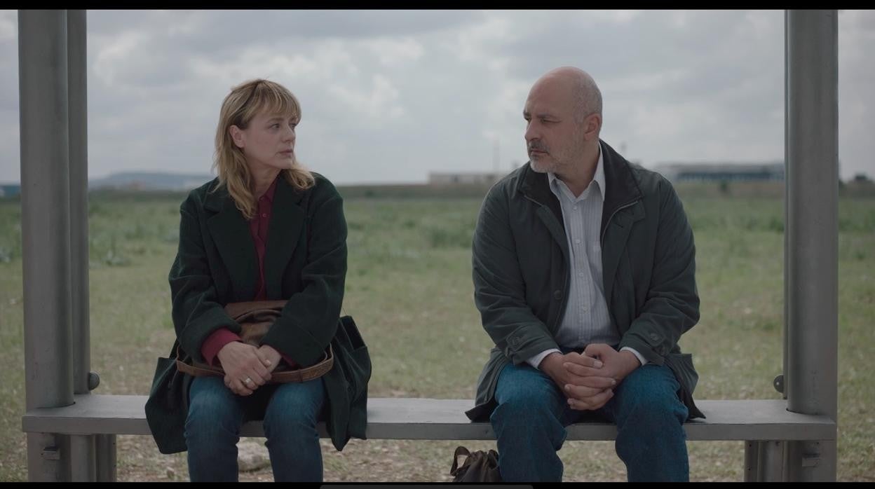 Emma Suárez y Roberto Álamo, en una escena de 'Josefina', filme nominado a los Goya