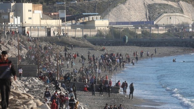 Interior no sabe cuántos inmigrantes se colaron en Ceuta medio año después