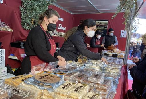 Vendedoras en una caseta de esta decimotercera edición de la feria