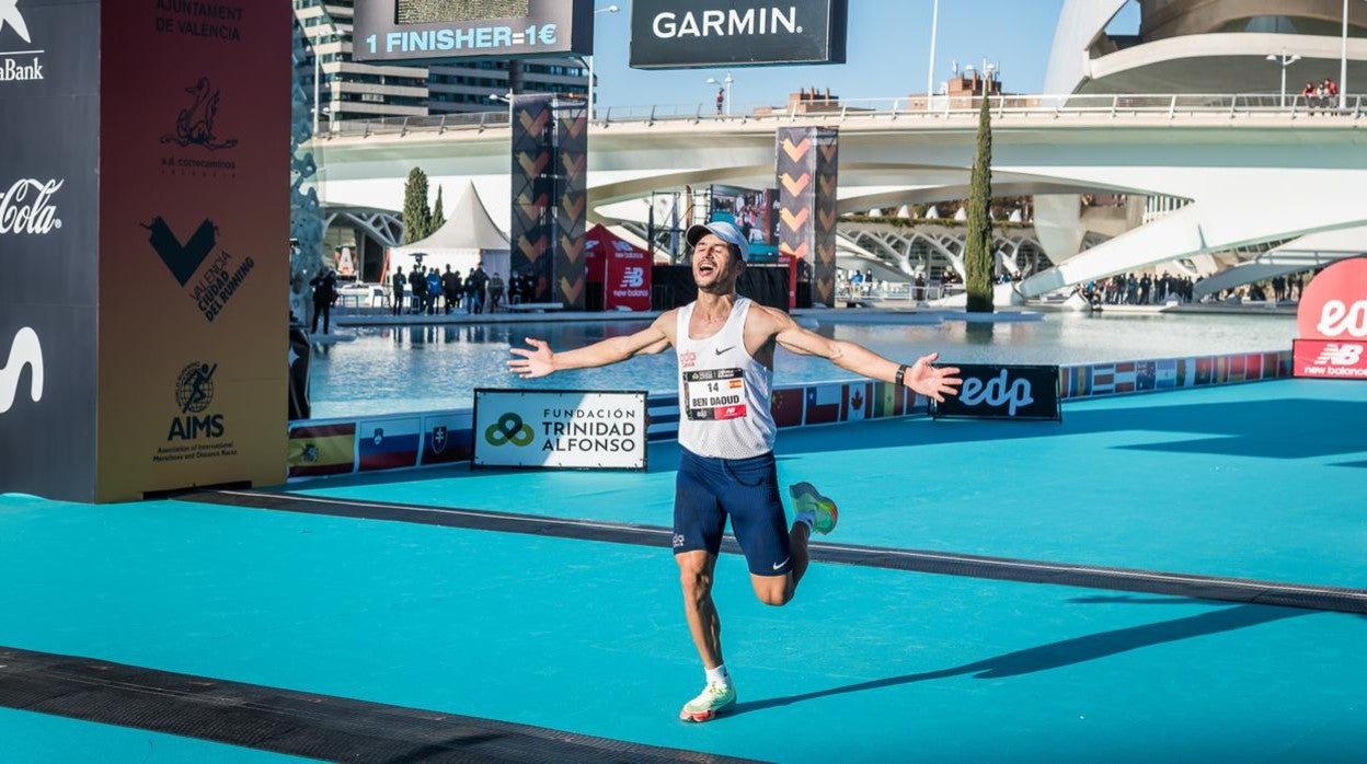 Imagen del atleta Hamid Ben Douad cruzando la meta del Maratón de Valencia