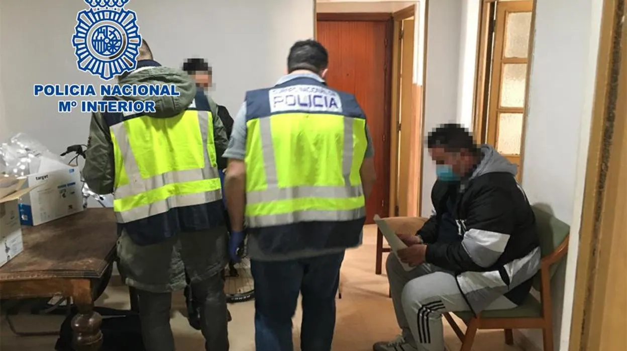 Agentes de la Policía Nacional durante la 'operación Alhucema'