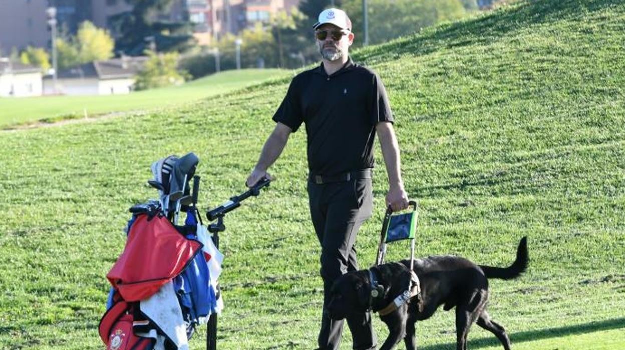 El golfista MArc Oller, con su perro guía