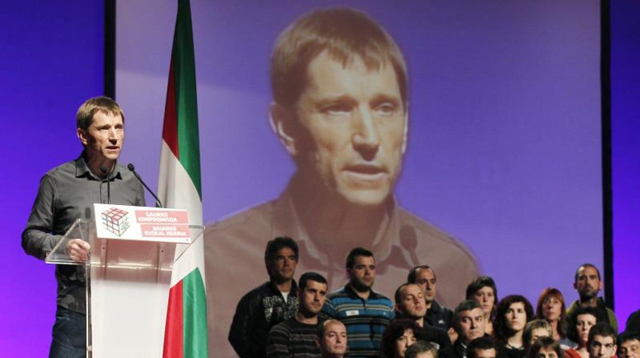 Rufi Etxeberria durante un mitin en Pamplona en 2011