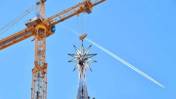 La Sagrada Familia ilumina Barcelona con la inauguración de la torre de María