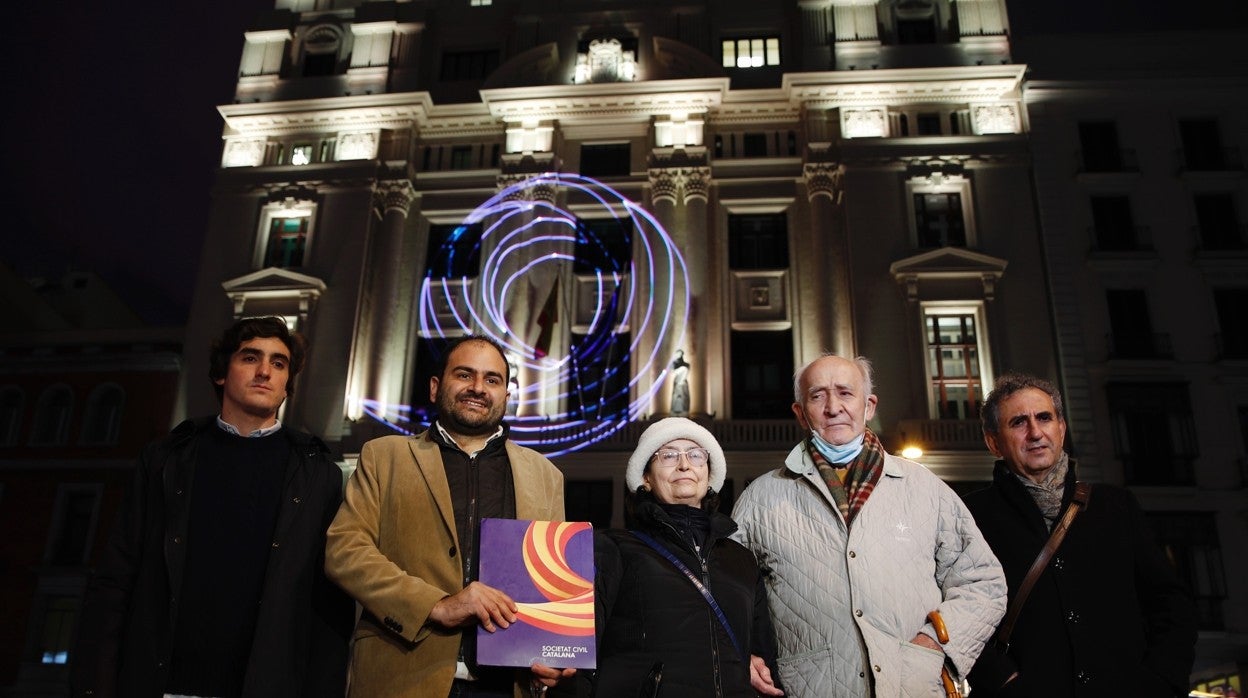 Fernando Sánchez Costa (2i), presidente de Societat Civil Catalana, durante una acción sorpresa de activismo cívico y reivindicativo a fin de exigir la aplicación de castellano en las aulas catalanas, este martes frente al Ministerio de Educación, en Madrid