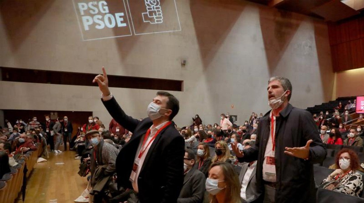 Caballero y Martín Seco, de pie llamando la atención de la mesa del congreso, el martes