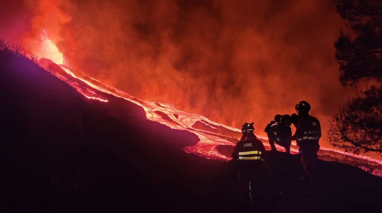 Raúl Pérez (IGME-CSIC) con la UME haciendo el seguimiento de la colada de lava