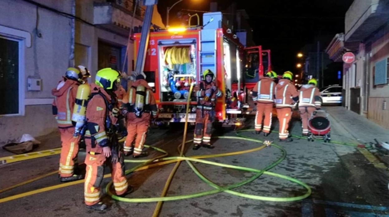 Imagen de un grupo de bomberos en la localidad de Ribarroja (Valencia)