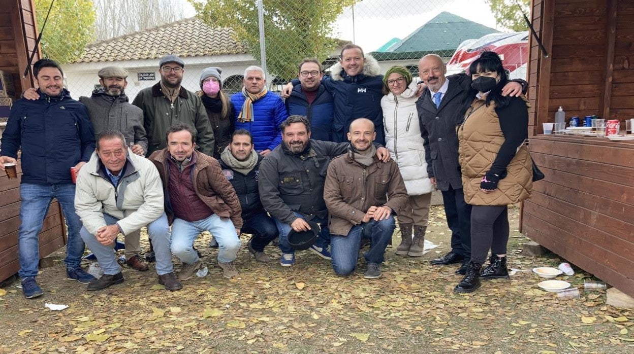 Velázquez, junto al alcalde de Urda, y afiliados y simpatizantes del PP