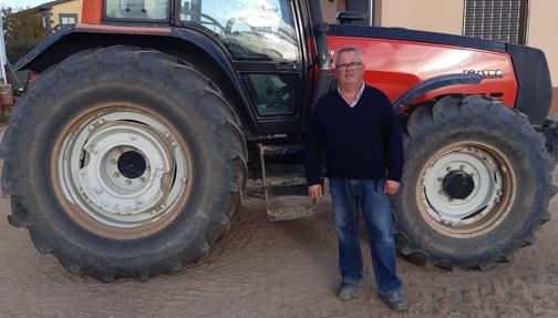 Adrián Fernández, junto a su tractor en Pitiegua (Salamanca).