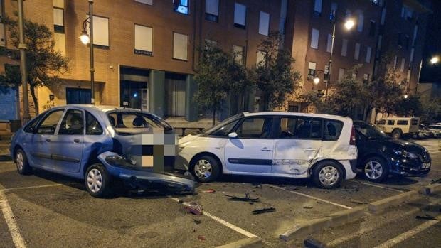 Impacta contra tres vehículos aparcados y da positivo en alcoholemia en Ponferrada