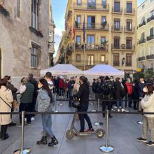 Colas para vacunarse junto al Palau de la Generalitat Valenciana