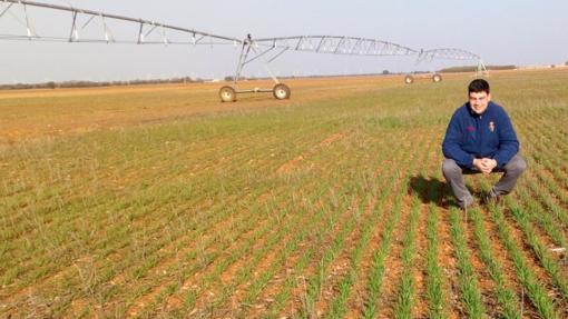 David Garrido en una de sus tierras en La Mudarra (Valladolid)
