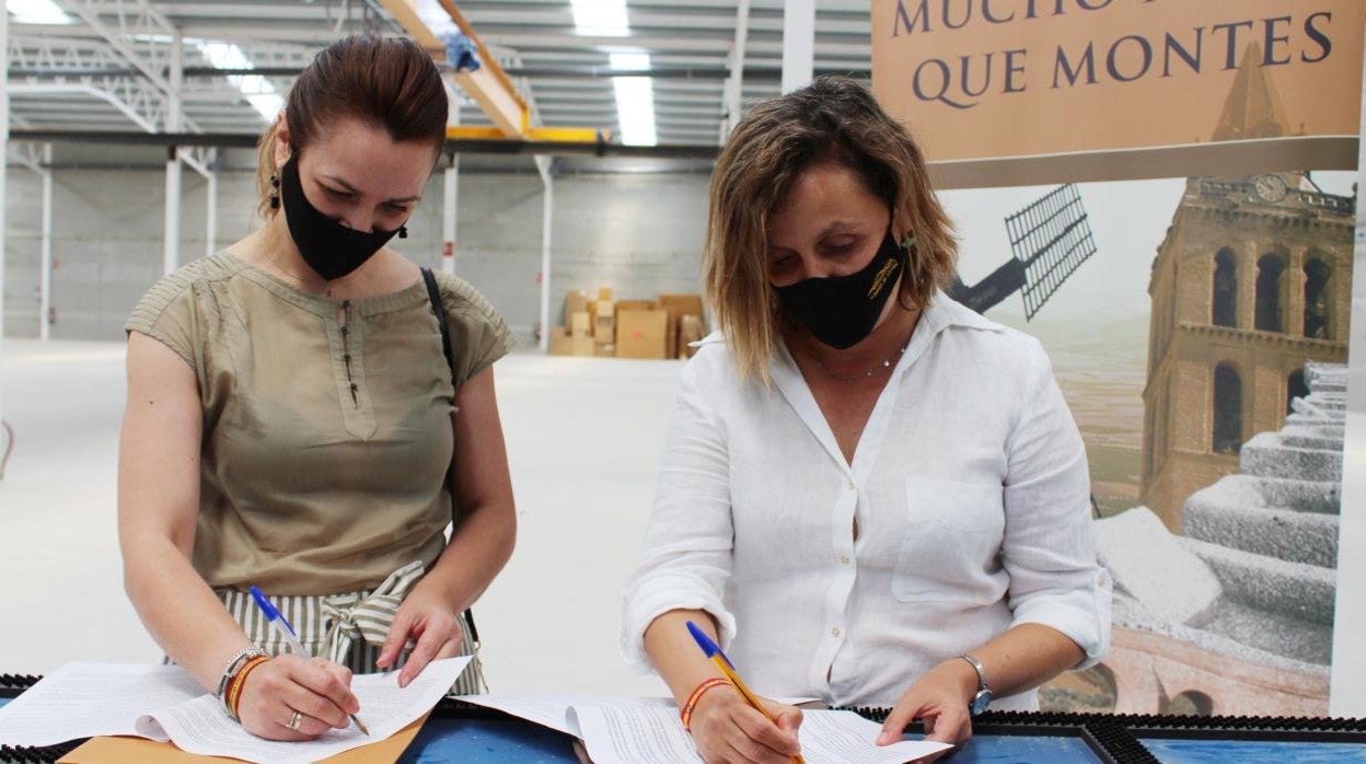 Momento de la firma del convenio entre Teresa Perulero y Marisa Alguacil