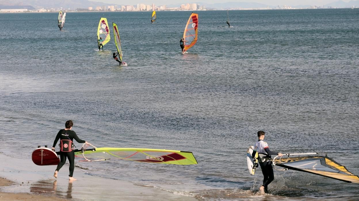 Imagen de jóvenes practicando windsutf este miércoles en la playa de la Malvarrosa de Valencia